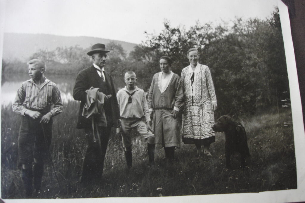 Otto, Maria, Elisabeth Niemeyer mit zwei Söhnen